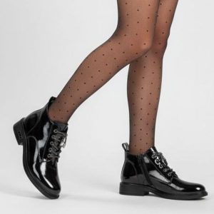 Botki damskie S. Barski, eleganckie na płaskim obcasie i skórzane lakierowane, czarne, MR52-124. Czarne botki S.BARSKI, bez wzorów, z lakierowanej skóry, bez obcasa, na płaskiej podeszwie, bez zapięcia. Za 263,99 zł.