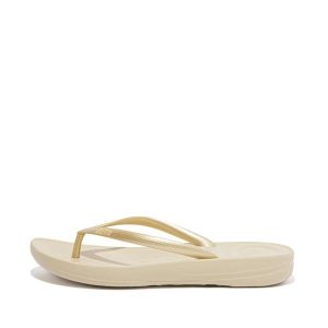 Klapki damskie FitFlop Iqushion. Brązowe klapki Flip Flop, bez wzorów, bez obcasa. Za 261,00 zł.