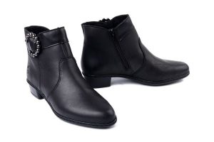 RIEKER Y0797-00 black, botki damskie. Czarne botki Rieker, bez wzorów, bez obcasa, na obcasie, bez zapięcia. Za 379,90 zł.