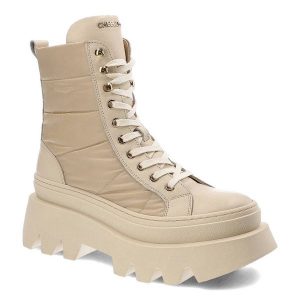Beżowe Botki Chebello Modne Buty Damskie. Brązowe botki CheBello, z aplikacjami, ze skóry, bez obcasa, na płaskiej podeszwie, bez zapięcia. Za 369,00 zł.