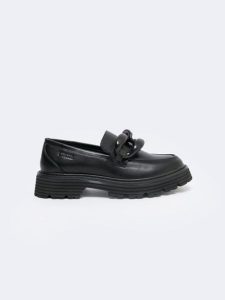 Mokasyny damskie loafersy z ozdobnym łaŅcuchem czarne LL274580 906. Czarne półbuty Big Star, na lato, bez wzorów, z syntetyku, bez obcasa, bez zapięcia. W wyprzedaży za 179,99 zł.
