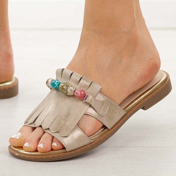 Złote płaskie klapki damskie M.Daszyński 2060-26. Żółte klapki M.Daszyński, bez wzorów, z jeansu, bez obcasa, na płaskiej podeszwie. Za 169,00 zł.