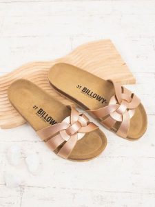 Billowy Klapki w kolorze jasnoróżowym rozmiar: 40. Różowe klapki Billowy, bez wzorów, z otwartym noskiem, bez obcasa. Za 131,95 zł.