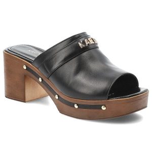 Klapki damskie Karino, skóra naturalna wsuwany fason odkryty nosek szeroki pasek z metalowym logo gruba drewniana platforma, czarne, 6008/076-P. Czarne klapki Karino, bez wzorów, ze skóry, bez obcasa, na obcasie. Za 458,90 zł.