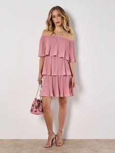 Apricot Sukienka w kolorze jasnoróżowym rozmiar: XS. Różowe sukienki Apricot, na co dzień, xs, bez wzorów, bez kołnierzyka, bez ramiączek, midi, proste. Za 104,99 zł.