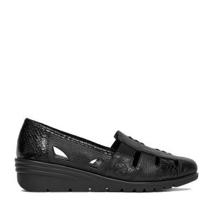 Półbuty Rieker. Czarne czółenka Rieker, bez wzorów, bez obcasa, na koturnie, bez zapięcia. Za 349,99 zł.