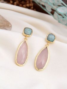 L'Atelier de Gaia Pozłacane kolczyki-wkrętki z kwarcem różowym i amazonitami rozmiar: onesize. Niebieskie kolczyki L'Atelier de Gaia, z kwarcem, pozłacane. Za 100,28 zł.