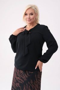 Elegancka czarna bluzka Livia z wiązaniem PLUS SIZE XXL OVERSIZE. Czarne bluzki Moda Size Plus Iwanek, plus size, bez wzorów, z poliesteru, eleganckie, bez kołnierzyka, plus size, bez ramiączek. Za 199,90 zł.