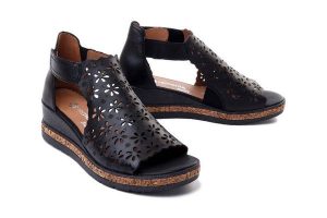 RIEKER REMONTE D3056-01 black, sandały damskie. Czarne sandały Rieker Remonte, w ażurowe wzory, bez obcasa, na koturnie, bez zapięcia. Za 295,92 zł.