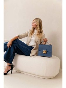 Lia Biassoni Skórzana torebka "Melacce" w kolorze granatowym - 27 x 24 x 8 cm rozmiar: onesize. Niebieskie torebki klasyczne Lia Biassoni, bez wzorów, z materiału, przez ramię, bez dodatków. Za 304,99 zł.