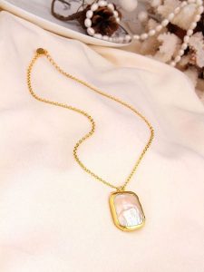 Pierres delicates Pozłacany naszyjnik z zawieszką - dł. 45 cm rozmiar: onesize. Brązowe naszyjniki Pierres delicates, z perłą, pozłacane. Za 35,92 zł.