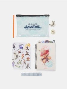 Zestaw artykułów papierniczych z saszetką Avatar: The Last Airbender - wielobarwny. Nerki i saszetki Sinsay, bez wzorów. Za 25,99 zł.