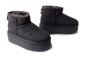 EMU AUSTRALIA W13082 Stinger Micro Flatform charcoal, botki damskie. Szare botki EMU Australia, na zimę, bez wzorów, ze skóry, bez obcasa, bez zapięcia. Za 552,92 zł.