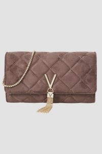 VALENTINO Torebka damska w kolorze taupe Charlotte Pochette. Brązowe torebki klasyczne Valentino by Mario Valentino, bez wzorów, ze skóry, zamszowe, bez dodatków. W wyprzedaży za 294,99 zł.