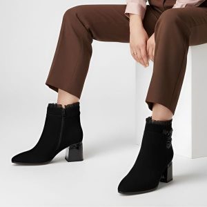 Botki damskie S. Barski, zamszowe na słupku i z materiałowym wnętrzem, czarne, MR52-127. Czarne botki S.BARSKI, z aplikacjami, z lakierowanej skóry, bez obcasa, na obcasie, bez zapięcia. Za 339,99 zł.