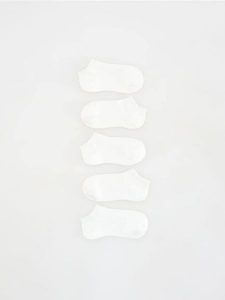 Krótkie skarpetki 5 pack - złamana biel. Skarpetki Reserved, bez wzorów. W wyprzedaży za 32,99 zł.