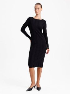 BGN Sukienka dzianinowa w kolorze czarnym rozmiar: 38. Czarne sukienki BGN, na imprezę, bez wzorów, z dzianiny, bez kołnierzyka, bez ramiączek, midi. Za 142,45 zł.