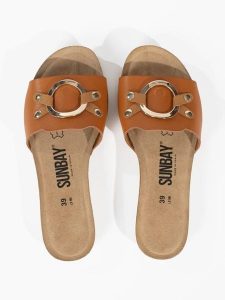 Sunbay Skórzane klapki "Sonia" w kolorze jasnobrązowym rozmiar: 37. Brązowe klapki Sunbay, bez wzorów, ze skóry, z otwartym noskiem, bez obcasa. Za 154,95 zł.