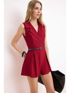 Trendyol Kombinezon w kolorze czerwonym rozmiar: 38. Czerwone kombinezony Trendyol, bez wzorów, ze skóry, bez kołnierzyka, bez ramiączek. Za 117,99 zł.