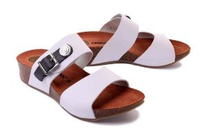 DR. BRINKMANN 700959-3 weiss, klapki damskie. Białe klapki Dr. Brinkmann, bez wzorów, ze skóry, bez obcasa. Za 274,90 zł.