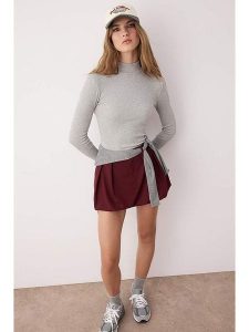 Trendyol Koszulka w kolorze jasnoszarym rozmiar: M. Szare bluzki Trendyol, m, bez wzorów, z bawełny, bez kołnierzyka, bez ramiączek. Za 61,31 zł.