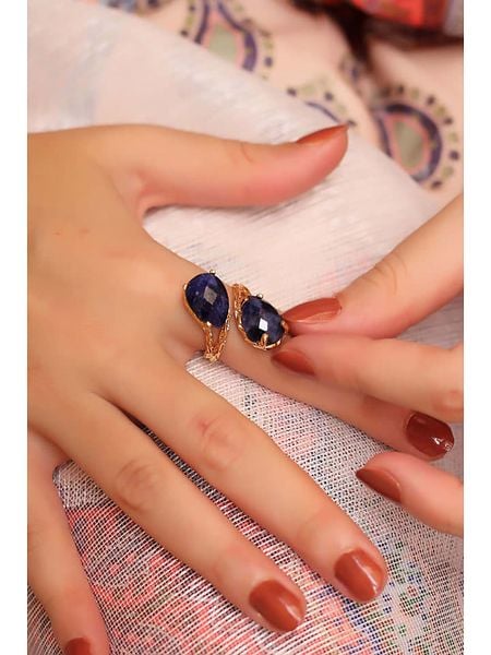 L'Atelier de Gaia Pozłacany pierścionek z szafirem rozmiar: onesize. Niebieskie pierścionki L'Atelier de Gaia, z szafirem, pozłacane. Za 79,03 zł.