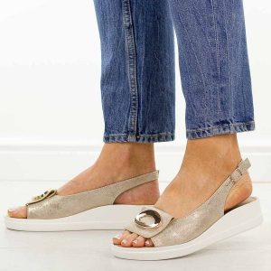 Złote sandały damskie na platformie Potocki 43368. Żółte sandały POTOCKI, z aplikacjami, ze skóry, z okrągłym noskiem, bez obcasa, na platformie, bez zapięcia. Za 169,00 zł.