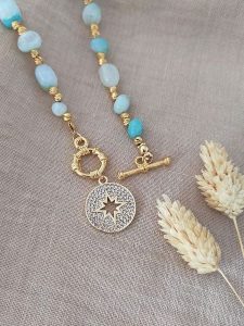 Nakkash Pozłacany naszyjnik z kamieniami szlachetnymi - dł. 45 cm rozmiar: onesize. Niebieskie naszyjniki Nakkash, z agatem, pozłacane. Za 96,37 zł.