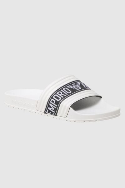 EMPORIO ARMANI Białe klapki damskie, Rozmiar 40. Białe klapki Emporio Armani, bez wzorów, bez obcasa. W wyprzedaży za 129,99 zł.