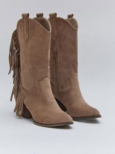 Bellucci Kozaki w kolorze beżowym rozmiar: 39. Brązowe kozaki Bellucci, na zimę, bez wzorów, bez obcasa, bez zapięcia. Za 173,99 zł.