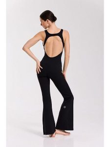Onamaste Kombinezon "Reva" w kolorze czarnym do jogi rozmiar: L/XL. Czarne kombinezony Onamaste, l, bez wzorów, z materiału, sportowe, bez kołnierzyka, bez ramiączek. Za 173,99 zł.
