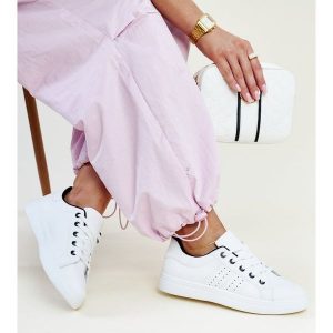 Białe sneakersy eko skóra Cathleen. Białe trampki bez wzorów, z materiału, bez zapięcia. Za 79,62 zł.