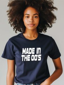 WOOOP Koszulka "Made in 00´s" w kolorze granatowym rozmiar: S. Niebieskie bluzki Wooop, s, bez wzorów, z bawełny, bez kołnierzyka, bez ramiączek. Za 35,10 zł.