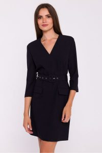 Elegancka sukienka mini z dekoltem V i paskiem czarna. Czarne sukienki Stylove, do pracy, xxl, bez wzorów, biznesowe, bez kołnierzyka, bez ramiączek, mini. Za 479,00 zł.