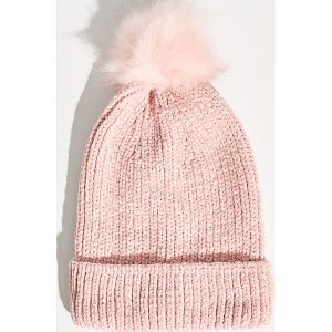 Szenilowa czapka z pomponem - Różowy. Czapki marki Sinsay. W wyprzedaży za 14,99 zł.
