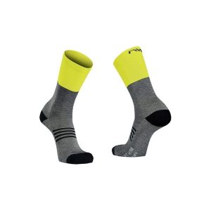 Skarpety rowerowe NORTHWAVE EXTREME PRO HIGH SOCK. Szare skarpetki Northwave, bez wzorów. Za 150,50 zł.