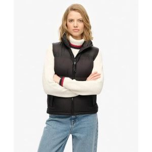 Damska kurtka puchowa Superdry. Czarne kurtki Superdry, bez wzorów, z puchu, bez kaptura. Za 424,75 zł.