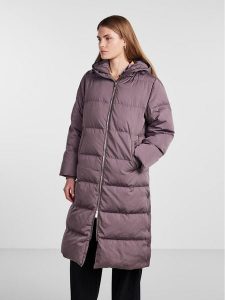 YAS Płaszcz zimowy 26023635 Fioletowy Regular Fit. Fioletowe płaszcze YAS, na zimę, m, bez wzorów, z syntetyku, bez kaptura. Za 589,99 zł.
