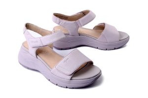 TAMARIS COMFORT 8-88730-44 550 lilac, sandały damskie. Fioletowe sandały Tamaris, bez wzorów, bez obcasa, na koturnie, bez zapięcia. Za 359,90 zł.