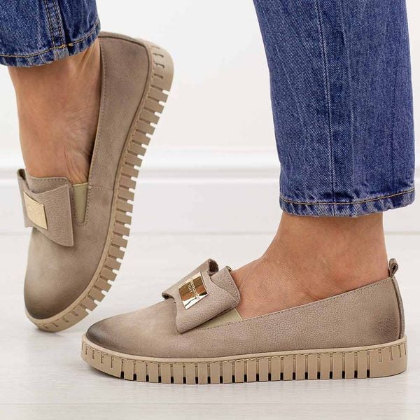 Cappucciono skórzane Polskie półbuty damskie Deoni D057. Żółte półbuty Deoni, na jesień, z aplikacjami, ze skóry, z okrągłym noskiem, bez obcasa, na płaskiej podeszwie, bez zapięcia. Za 429,00 zł.