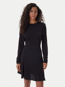 Tommy Jeans Sukienka codzienna DW0DW21916 Czarny Regular Fit. Czarne kombinezony Tommy Jeans, na co dzień, xs, bez wzorów, z jeansu, bez kołnierzyka, bez ramiączek, proste. Za 409,99 zł.