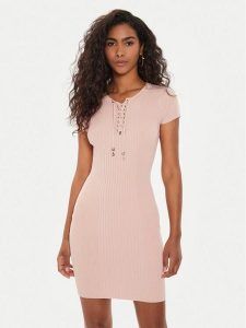 Guess Sukienka dzianinowa W4YK06 Z2V62 Różowy Bodycon Fit. Czerwone kombinezony Guess, l, z aplikacjami, z dzianiny, bez kołnierzyka, bez ramiączek. Za 269,99 zł.