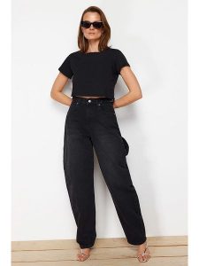 Trendyol Dżinsy - Mom fit - w kolorze czarnym rozmiar: 34. Czarne jeansy Trendyol, bez wzorów, z bawełny, z podwyższonym stanem. Za 96,60 zł.