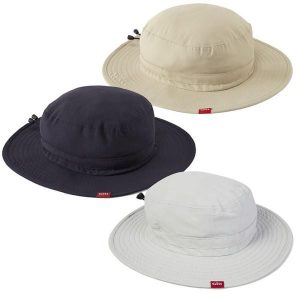 Kapelusz przeciwsłoneczny Sailing Sun Hat, granatowy. Niebieskie kapelusze GILL, bez wzorów, z materiału. Za 277,95 zł.