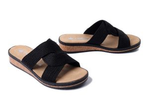 RIEKER V3669-00 black, klapki damskie. Czarne klapki Rieker, bez wzorów, bez obcasa. Za 195,93 zł.