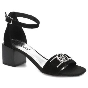 Czarne Sandały Karino Eleganckie Skórzane Buty. Czarne sandały Karino, bez wzorów, ze skóry, bez obcasa, na obcasie, bez zapięcia. Za 239,00 zł.
