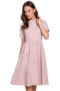 Elegancka rozkloszowana sukienka z wywiniętą stójką różowa. Czerwone sukienki Sukienki.shop, do pracy, m, bez wzorów, biznesowe, bez kołnierzyka, bez ramiączek, rozkloszowane. W wyprzedaży za 202,00 zł.