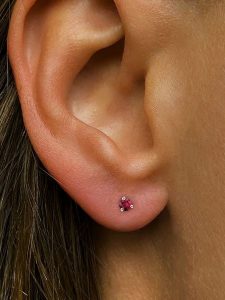 Les Petites Précieuses Pozłacane kolczyki-wkrętki z rubinem rozmiar: onesize. Czerwone kolczyki Les Petites Précieuses, z rubinem, pozłacane. Za 153,34 zł.