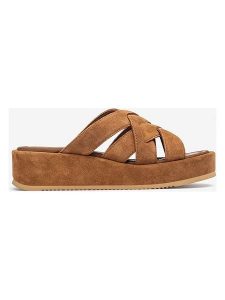 Unisa Skórzane klapki w kolorze jasnobrązowym na koturnie rozmiar: 39. Brązowe klapki Unisa, bez wzorów, z otwartym noskiem, bez obcasa, na koturnie. Za 230,00 zł.