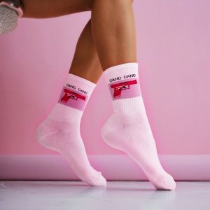 Różowe skarpetki damskie gang gang 1228. Czerwone skarpetki Milena, bez wzorów, z bawełny. Za 16,90 zł.